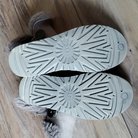 Ugg Women Bailey Button II Booties Sheepskin shoes sz 8 - Picture 9 of 16